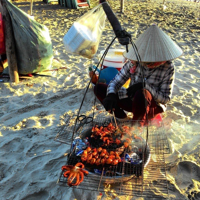 Hải sản nướng bán rong trên bờ biển Phan Thiết