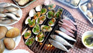 Những dĩa hải sản thơm ngon thu hút du khách