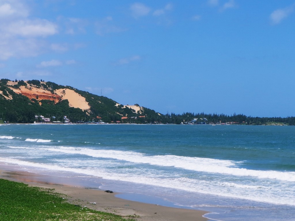 Dù du lịch phát triển nhưng những bãi biển ở Phan Thiết vẫn giữ được vẻ đẹp hoang sơ