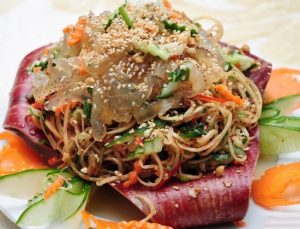 Du khách bị hấp dẫn bởi những món gỏi tại Phan Thiết